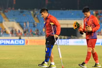 Xúc động hình ảnh cầu thủ U23 Việt Nam chống nạng nhận HCV