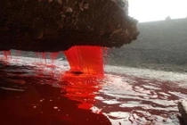 Bí ẩn Thác Máu kỳ lạ ở thung lũng 2 triệu năm không mưa