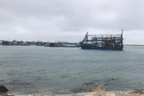 Tàu kéo sà lan gặp nạn khi tránh bão, ứng cứu 13 thuyền viên