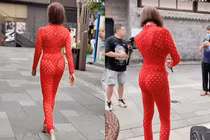 Diện bộ đồ "lưới đánh cá" xuống phố, cô gái khiến cả làng bức xúc