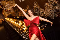 Nhập "đường đua" khoe ảnh Giáng sinh, nữ MC chân dài 1,1m gây bão