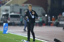 Thảm bại trước U23 Thái Lan, HLV U23 Campuchia có biểu cảm lạ