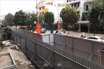 Hàng rào chắn tôn mới chờ phương án phá dỡ giai đoạn 2 toà nhà 8B Lê Trực