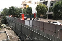 Hàng rào chắn tôn mới chờ phương án phá dỡ giai đoạn 2 toà nhà 8B Lê Trực