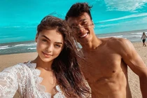 Vì sao bạn gái Tây của thủ môn Bùi Tiến Dũng đắt show?