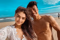 Vì sao bạn gái Tây của thủ môn Bùi Tiến Dũng đắt show?