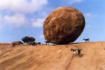 Lạ lùng “đá của Chúa trời” 250 tấn thăng bằng vĩnh cửu trên sườn đồi 