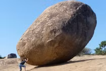 "Hòn đá của Chúa trời” 250 tấn nghiêng suốt ngàn năm không đổ 