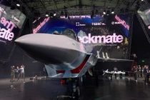 Cận cảnh từng góc cạnh và cửa hút gió của tiêm kích Chiếu Tướng