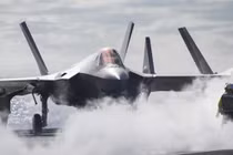 Tiêm kích F-35C nườm nượp cất-hạ ở cửa ngõ Biển Đông
