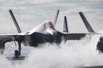 Tiêm kích F-35C nườm nượp cất-hạ ở cửa ngõ Biển Đông