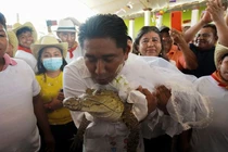 Đám cưới với cá sấu khiến mọi người gây sốc