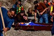 Những khoảnh khắc đau xé lòng sau cuộc xung đột giữa Armenia và Azerbaijan