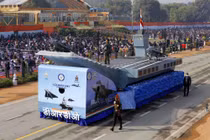 Quân đội Ấn Độ mang cả... tàu sân bay lên bờ để duyệt binh