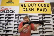 Ngày cuối cùng ông Donald Trump tại vị: Dân Mỹ ồ ạt đi mua súng