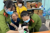 Hình ảnh chiến sĩ Công an giúp đỡ người dân làm căn cước công dân