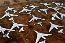 Biểu tượng ném bom khiến NATO sợ hãi bị vứt ngổn ngang