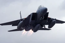 Tiêm kích F-15E của Mỹ mạnh ngang máy bay ném bom chiến lược Trung Quốc