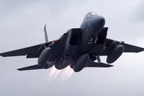 Tiêm kích F-15E của Mỹ mạnh ngang máy bay ném bom chiến lược Trung Quốc