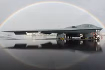 Nguyên mẫu đầu tiên của oanh tạc cơ tàng hình B-21 Mỹ đã hoàn thiện