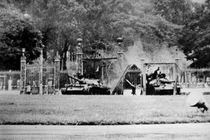 Hai chiếc xe tăng húc đổ cổng Dinh Độc Lập ngày 30/4/1975