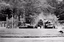 Hai chiếc xe tăng húc đổ cổng Dinh Độc Lập ngày 30/4/1975