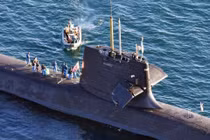 Hy hữu: Tàu ngầm Nhật "vỡ đầu" khi đâm tàu hàng nước ngoài