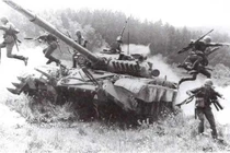 Trung Quốc "đi cửa hậu" ra sao để sở hữu siêu tăng T-72?