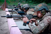 Vệ binh Quốc gia Ukraine thay thế súng AK bằng súng AR-15 Mỹ