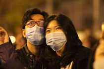 Tết Tân Sửu 2021: Người dân Hà Nội xem pháo hoa an toàn và ấm áp