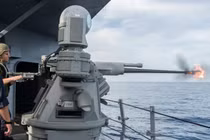 Mỹ có thứ vũ khí gì để "dội lửa" vào đầu xuồng cao tốc Iran?