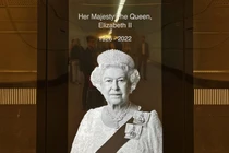 “Biển người” tới Cung điện Buckingham tiễn biệt Nữ hoàng Elizabeth II