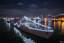 Tàu hộ vệ Việt Nam đẹp lung linh trong lễ duyệt binh tại Vladivostok