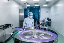 Bí mật chưa tiết lộ bên trong nơi sản xuất vắc xin Pfizer trị COVID-19 