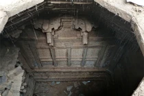 Khai quật cặp đĩa trong mộ cổ, chuyên gia "sôi máu" đòi ném đi