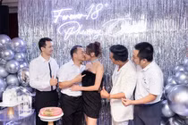 Vợ chồng Phương Oanh - Shark Bình khóa môi tình tứ trong tiệc sinh nhật