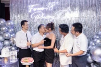 Vợ chồng Phương Oanh - Shark Bình khóa môi tình tứ trong tiệc sinh nhật