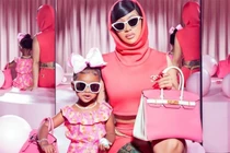 Sao Hollywood không tiếc tiền mua phụ kiện hàng hiệu cho con