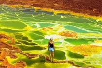 Hãi hùng cảnh dạo bộ trên hồ nước ngập axit sủi bọt