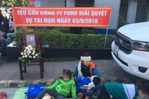 Mang di ảnh chồng đến 'bắt đền' Ford Thanh Xuân, vì sao người phụ nữ làm vậy?