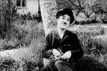 Vì sao tình báo Anh âm thầm theo dõi “Vua hề Sác lô“?