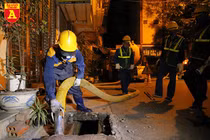 Cháy công ty Rạng Đông: Trắng đêm hút bùn dưới cống để tẩy độc