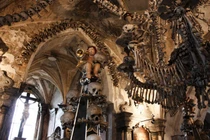 Đột nhập nhà thờ xương người kinh dị nhất mùa Halloween