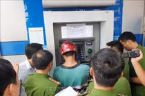 Bắt nhóm người Trung Quốc làm giả thẻ ATM ở Nghệ An
