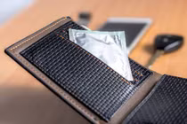 Thứ được nhét gọn trong ví chồng khiến vợ giật mình thảng thốt