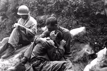 Loạt ảnh lịch sử đắt giá bóp nghẹt trái tim triệu người 