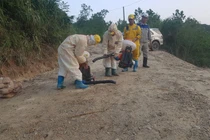 Nước máy Hà Nội bốc mùi lạ: Khử trùng khu vực đổ dầu thải bằng "vi sinh ăn dầu"