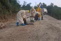 Nước máy Hà Nội bốc mùi lạ: Khử trùng khu vực đổ dầu thải bằng "vi sinh ăn dầu"