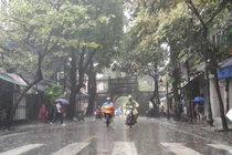 Dự báo thời tiết hôm nay 4/8: Hà Nội mưa gió mịt mù