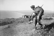 Khó tin cuộc chiến binh sĩ hai bên xem nhau như... đồng đội 